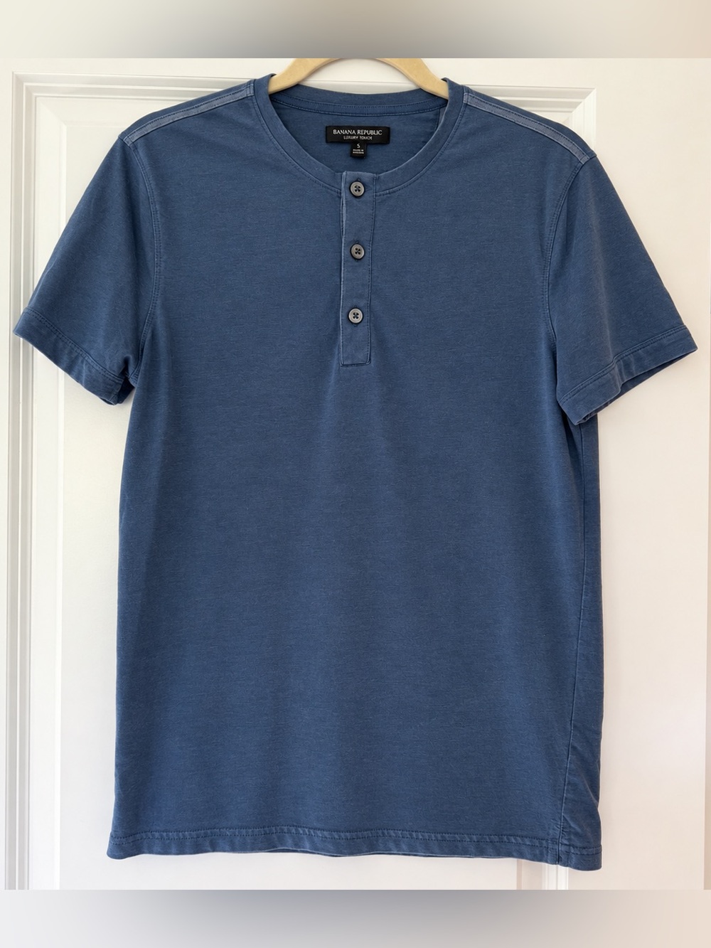 Banana Republic Luxury Touch Men's Blue Short-Sleeve Henley Tee Small